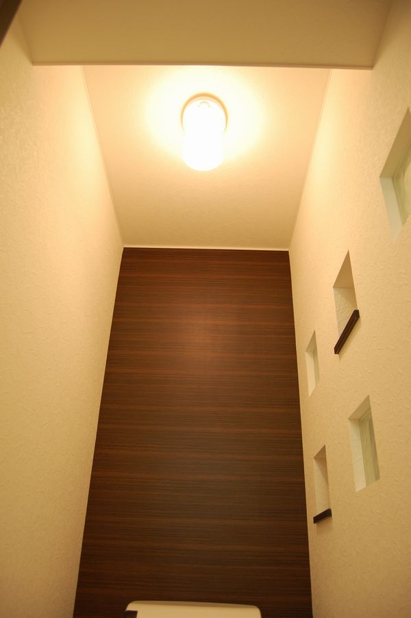 トイレの照明は人感センサー付き