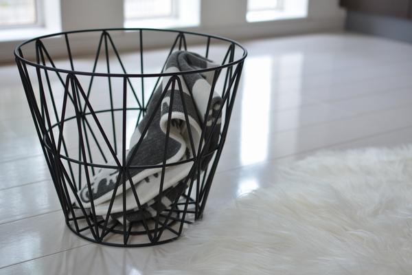 ferm LIVING ワイヤーバスケットとブランケット