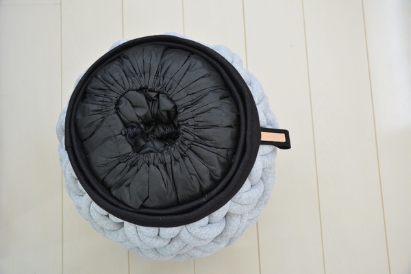 kumeko MINI-KNOTTY FLOOR CUSHION 裏 kumeko MINI-KNOTTY FLOOR CUSHION 裏