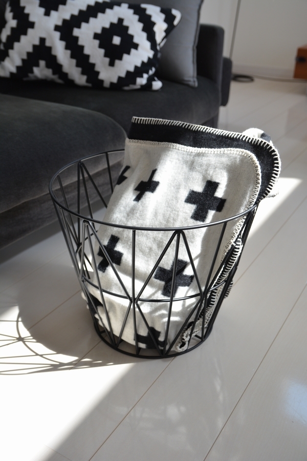 ピアヴァレン クロスブランケットとファームリビングワイヤーバスケット