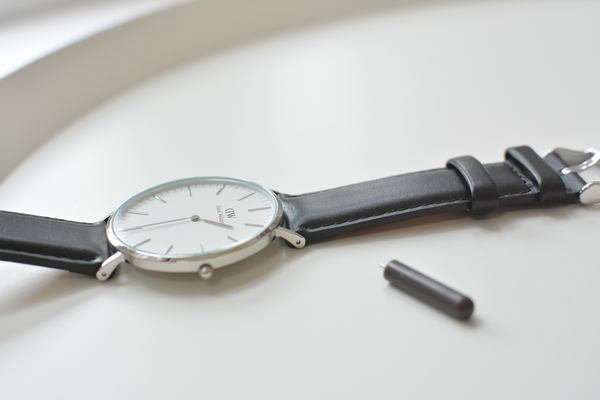 ダニエルウェリントン ベルト交換手順1