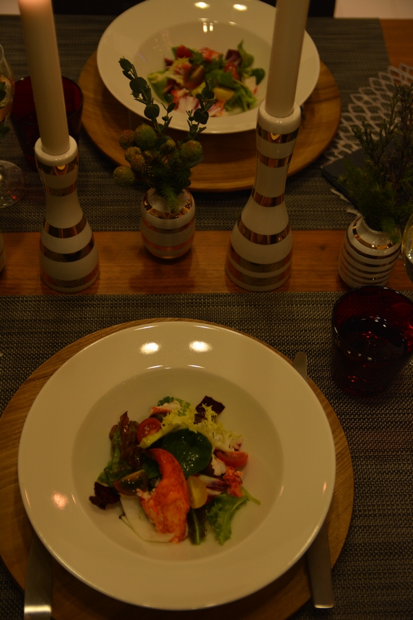 サラダとキャンドルホルダー