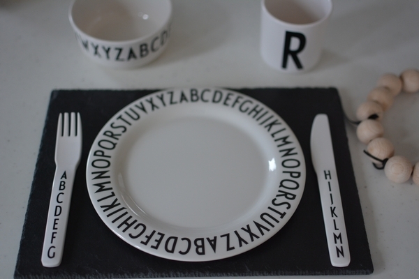 DESIGN　LETTERES カトラリーセット　テーブル