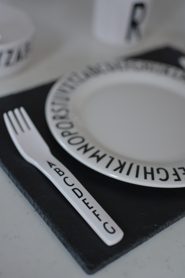 DESIGN　LETTERES カトラリーセット　スレートボードにのせて