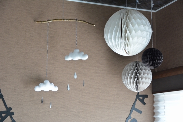 手作りのフエルトモビールを子供部屋に